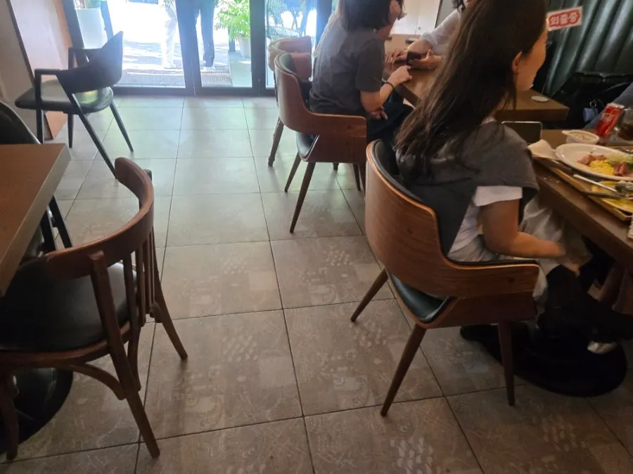 카운터 옆에 안내된 브런치 메뉴판