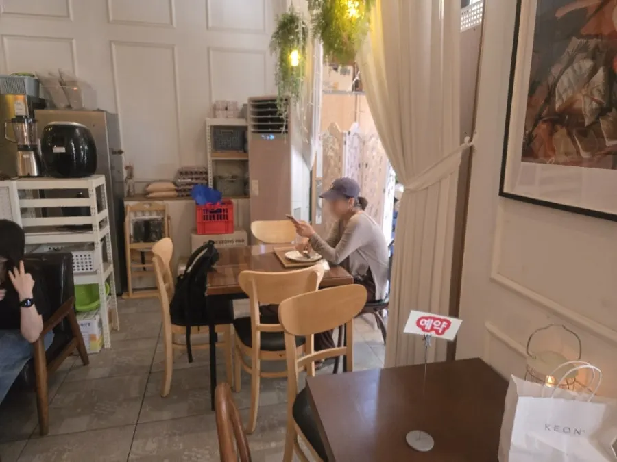 예약석으로 안내받은 2인 테이블 세팅