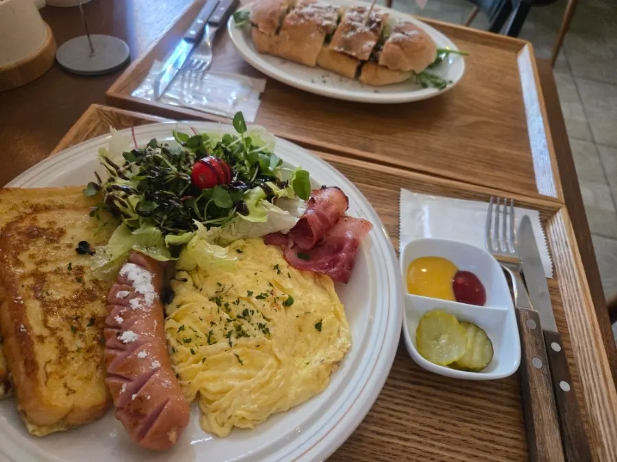 테이블에 차려진 브런치와 파니니