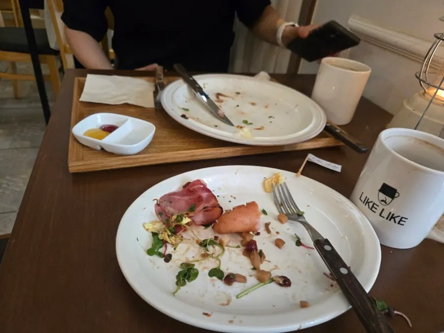 수다 떨며 먹는 브런치 테이블