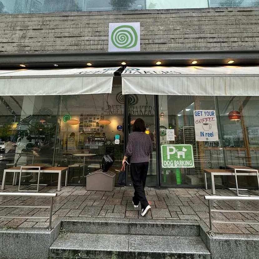 Exterior of Reelbakers bakery café in Tanbang-dong