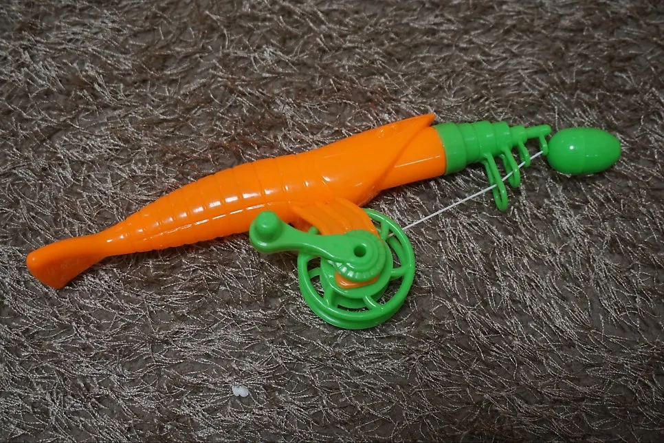 Playing by catching sea-creature figures