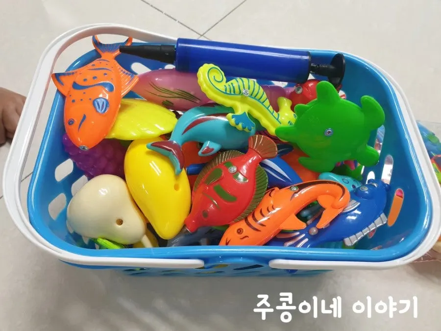 바다생물과 과일 야채 낚시감 구성