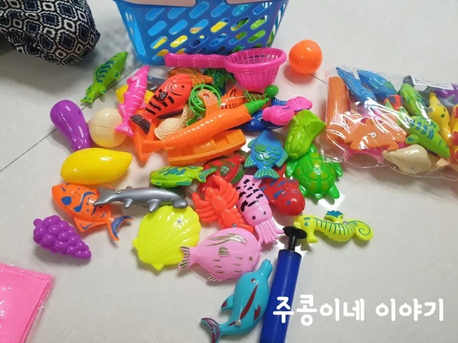 낚시놀이 장난감을 기다리는 아이
