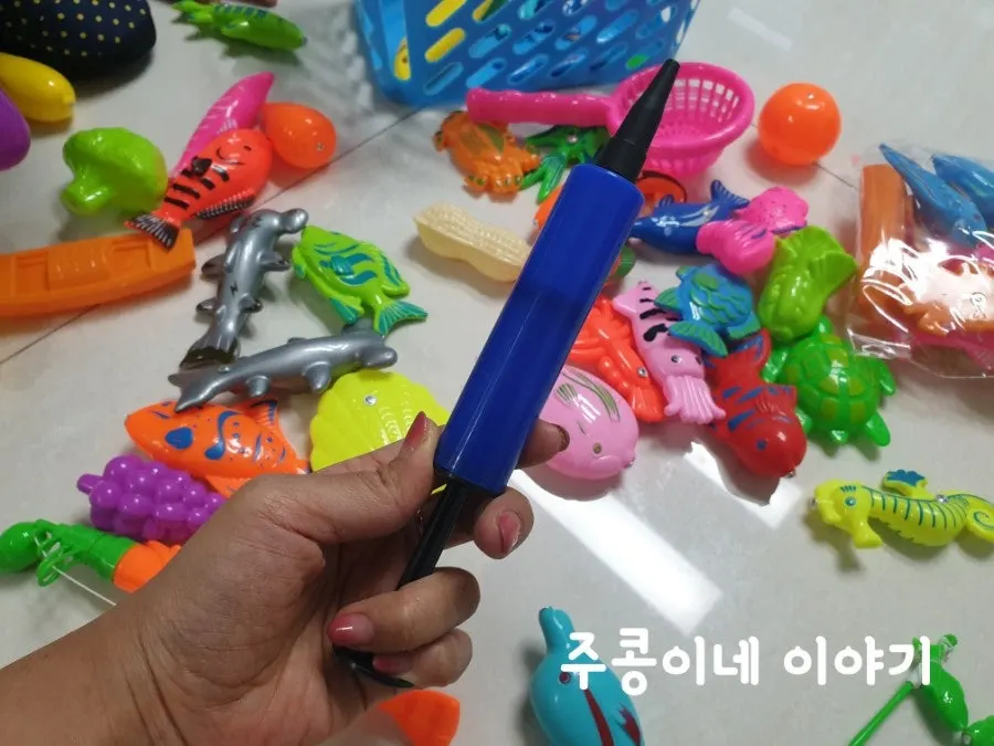 미니펌프를 살펴보는 아이