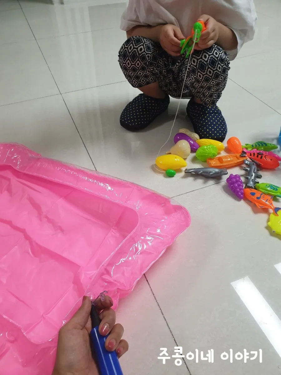 낚시대를 들고 기다리는 아이