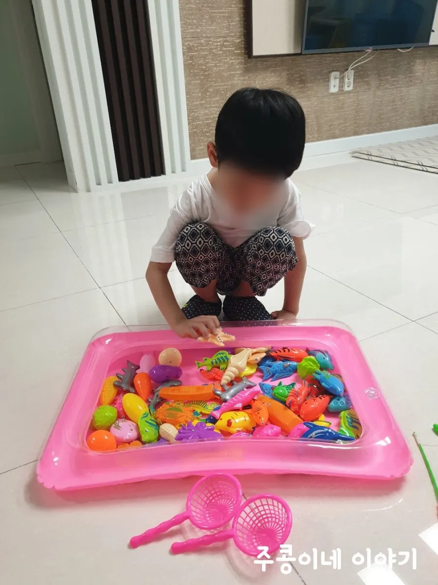 釣り具を観察する子ども