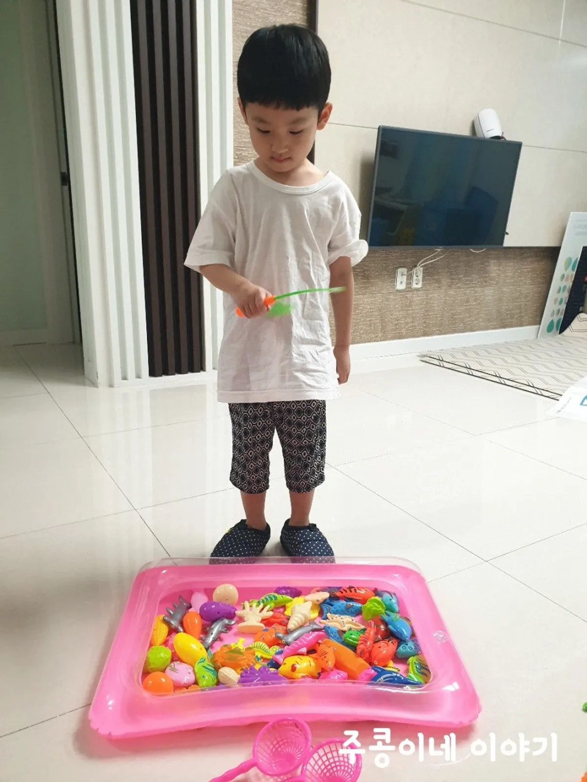 서서 낚시놀이를 하는 아이
