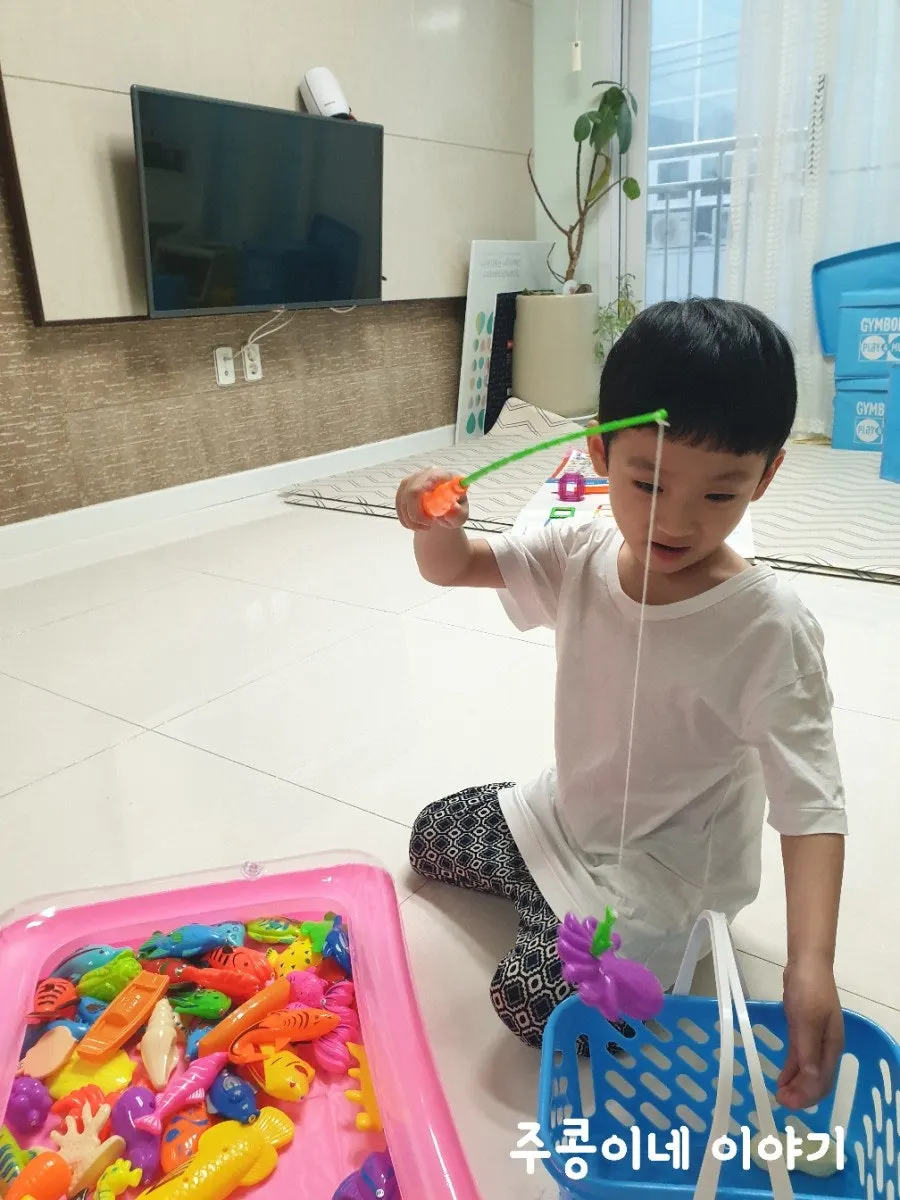 미니튜브에서 어부놀이를 하는 아이