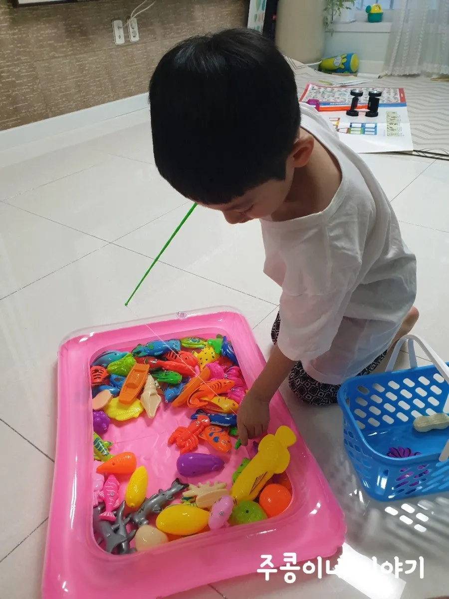 신나게 낚시놀이를 하는 아이