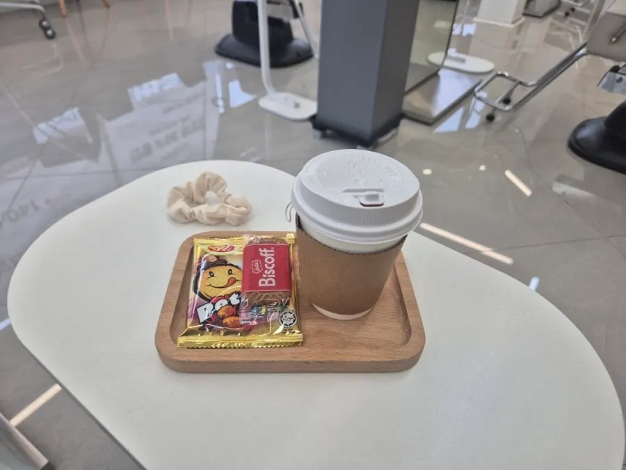 施術中に提供されたハーブティーとお菓子