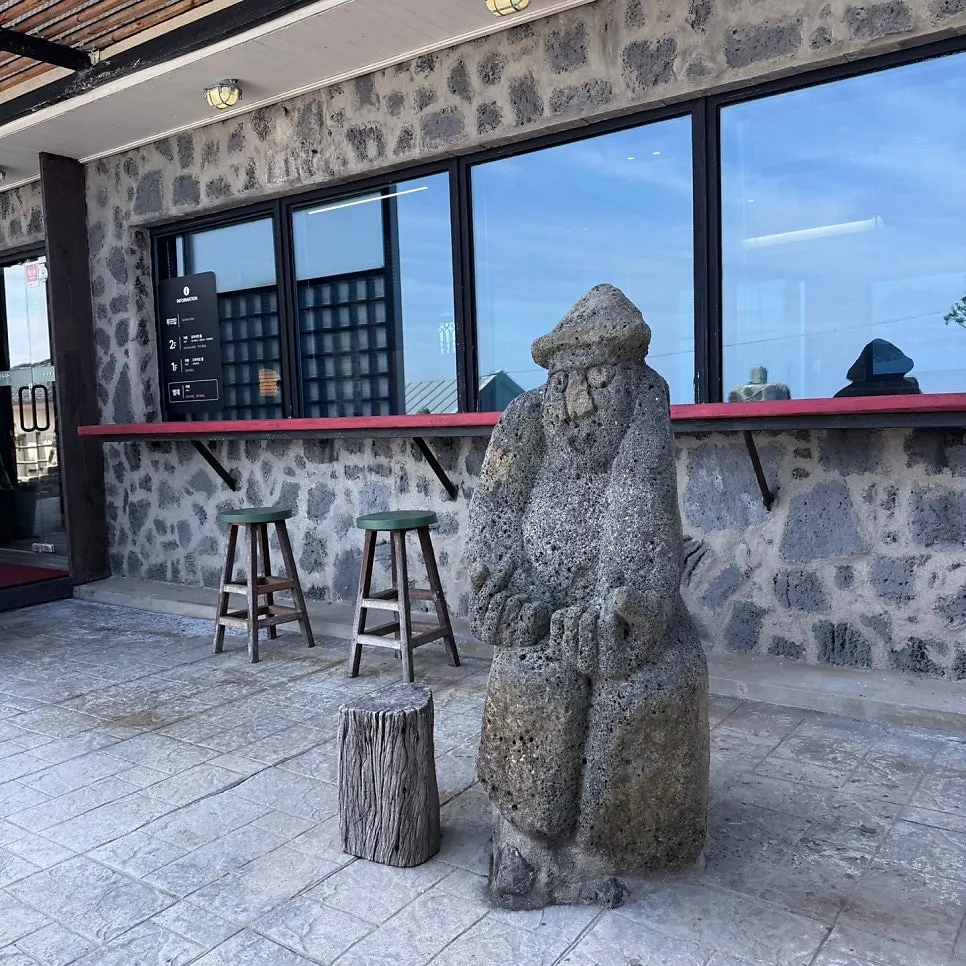 제주 돌담이 있는 카페 뒤편 마당