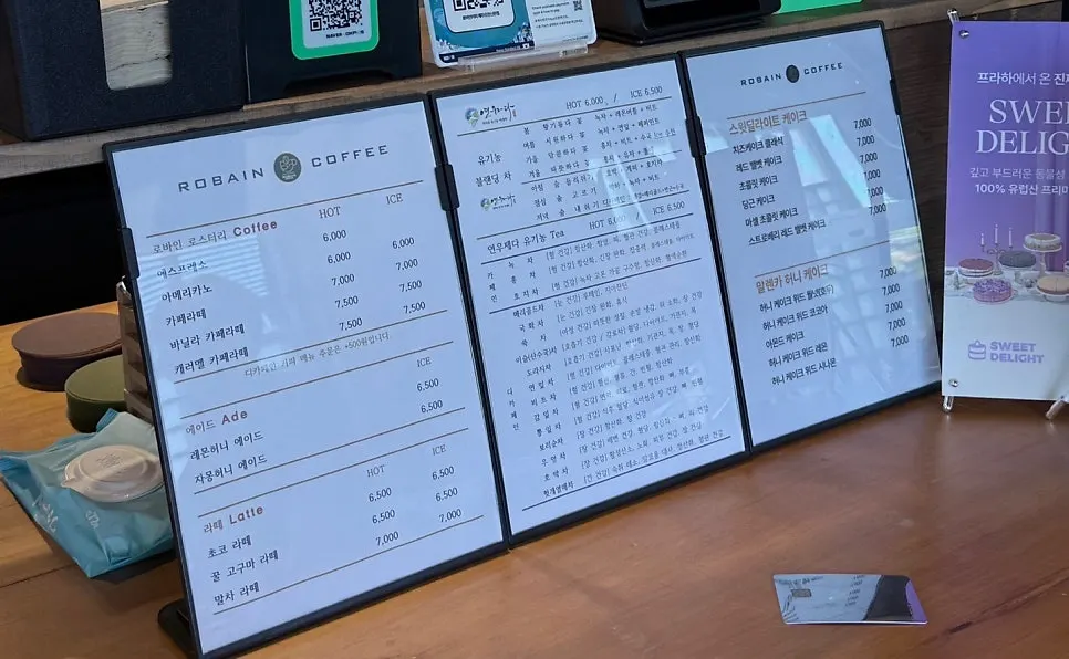 커피와 라떼, 차, 케이크가 적힌 로바인커피 메뉴판