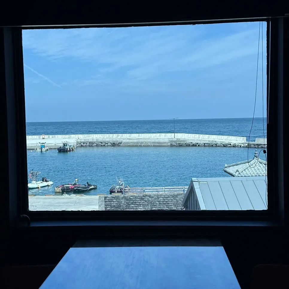 긴 직사각형 창문이 있는 좌석