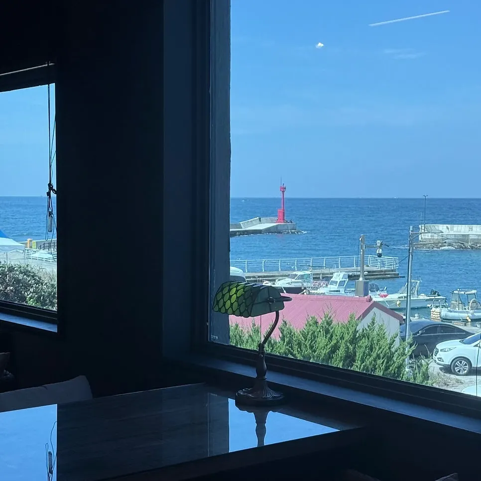 오션뷰와 함께 놓인 치즈케이크