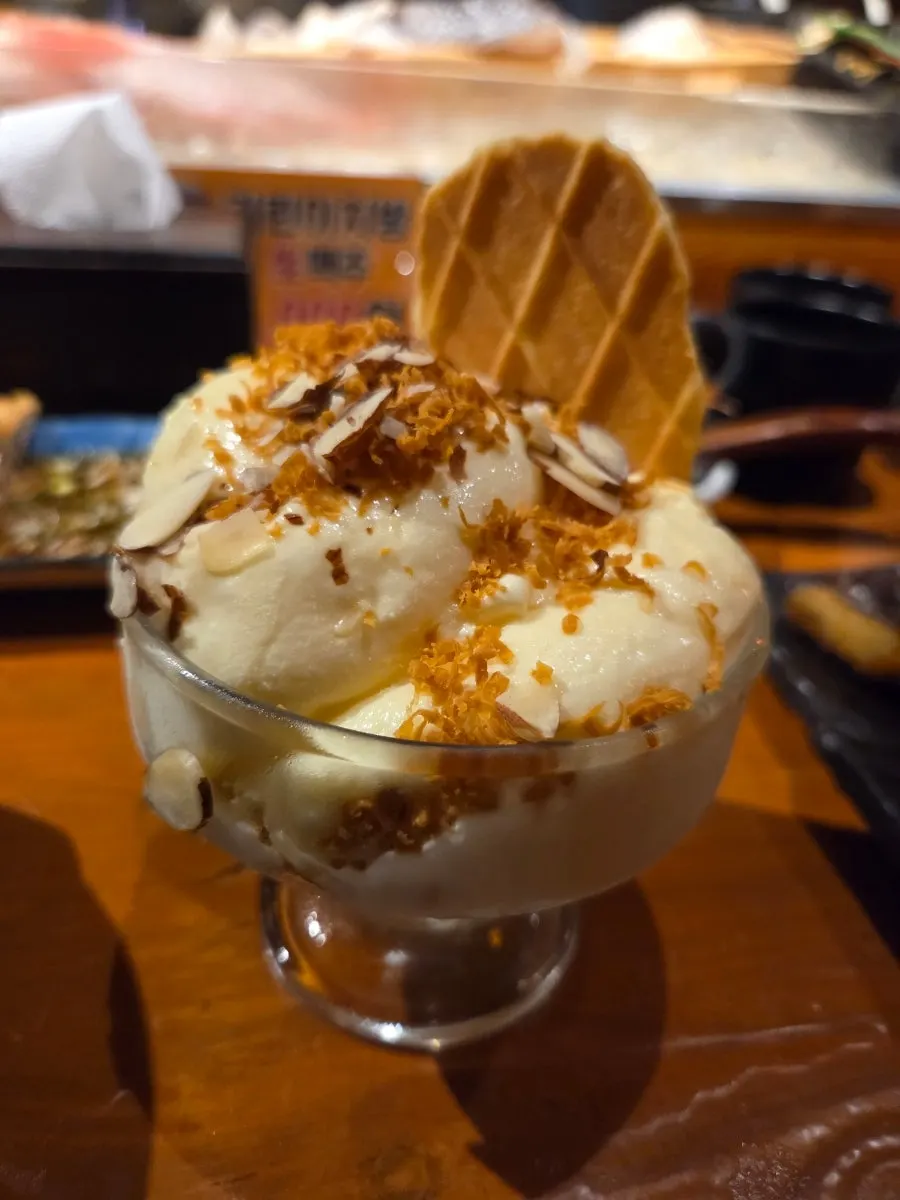 Cheese ice cream topped with a cookie