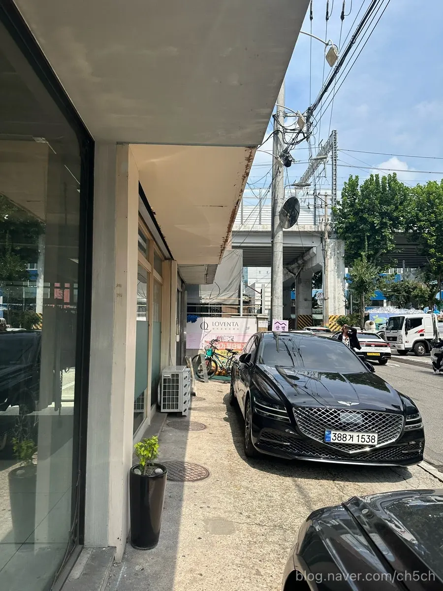 건물 우측으로 돌아가는 길