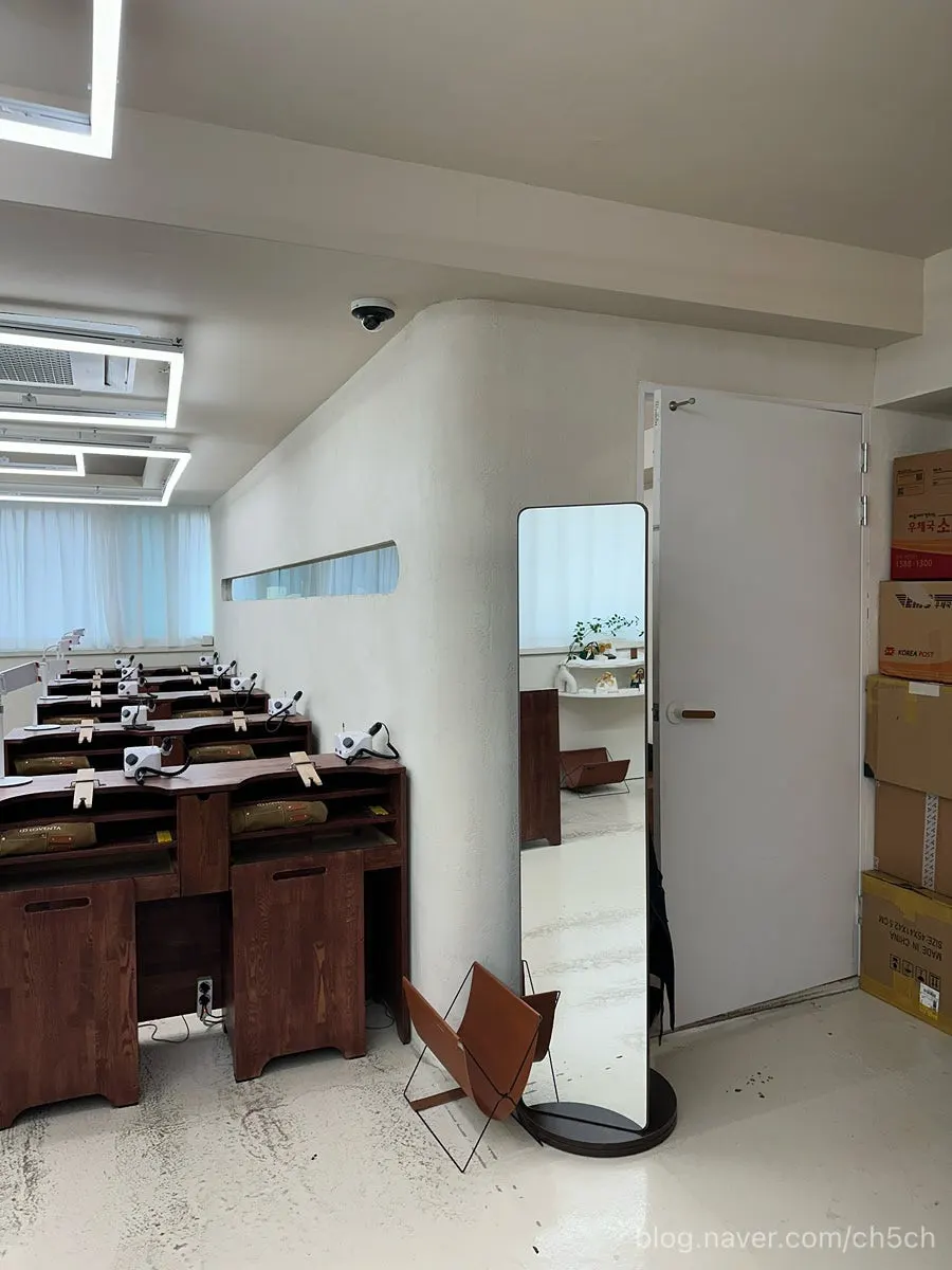 짐을 걸어둘 수 있는 행거가 있는 공방 공간