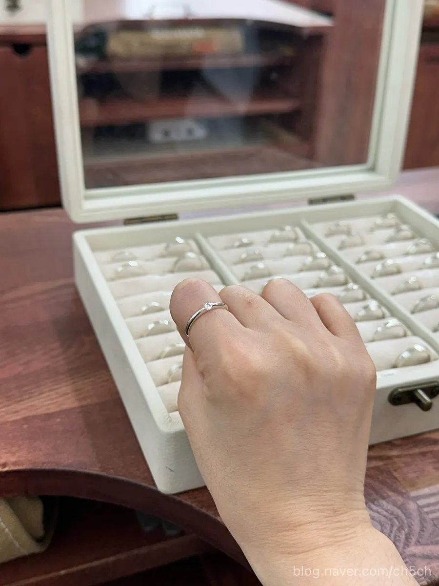 심플부터 유니크까지 다양한 반지 샘플 진열