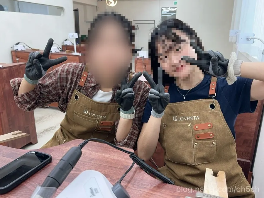 장갑을 끼고 반지를 직접 만드는 작업 과정