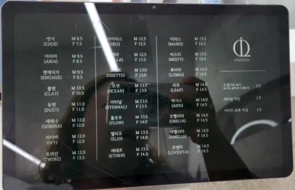 1번 룸 창가 작업 테이블