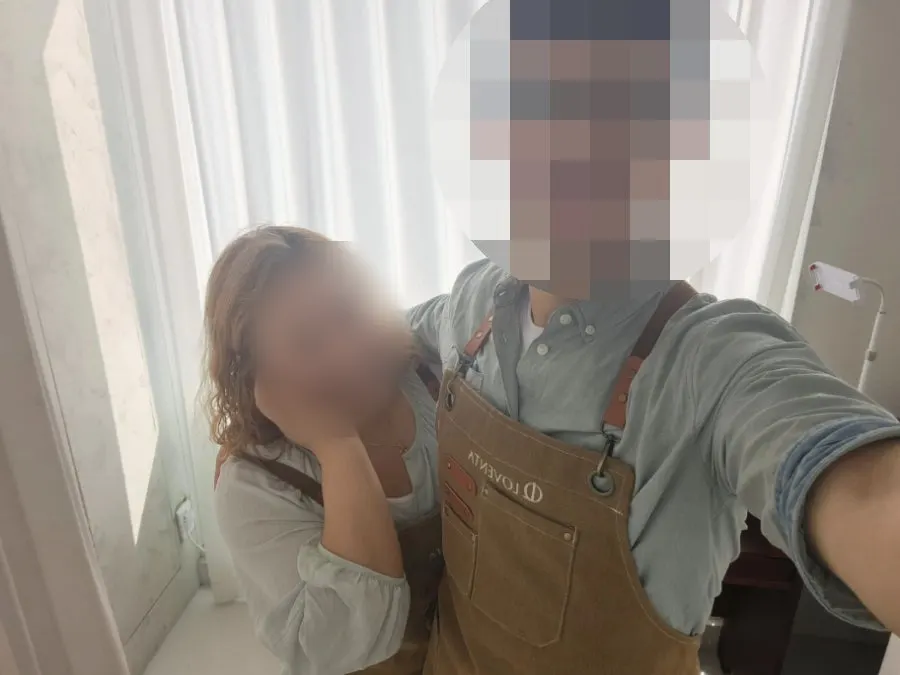 카페에서 커플링 낀 손