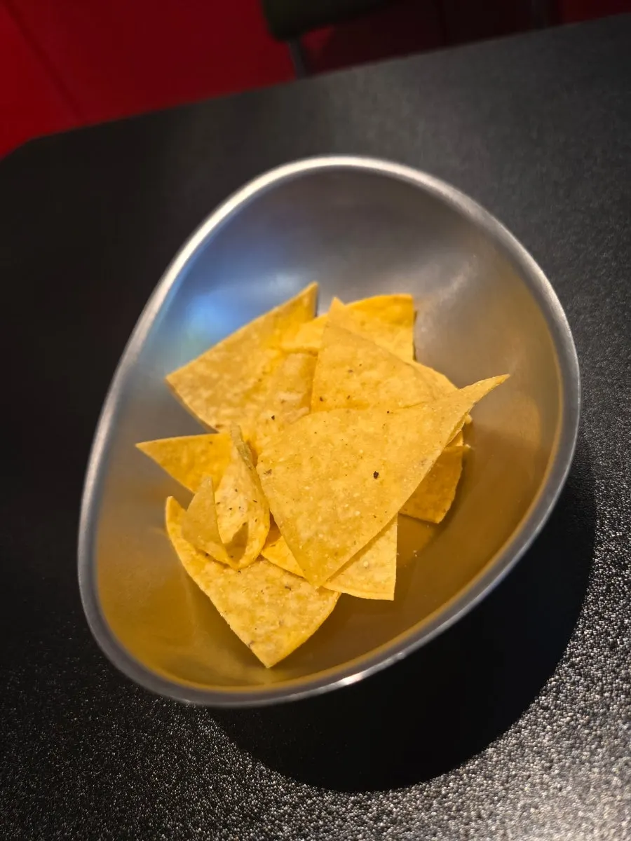 먼저 서빙된 나초칩과 음료