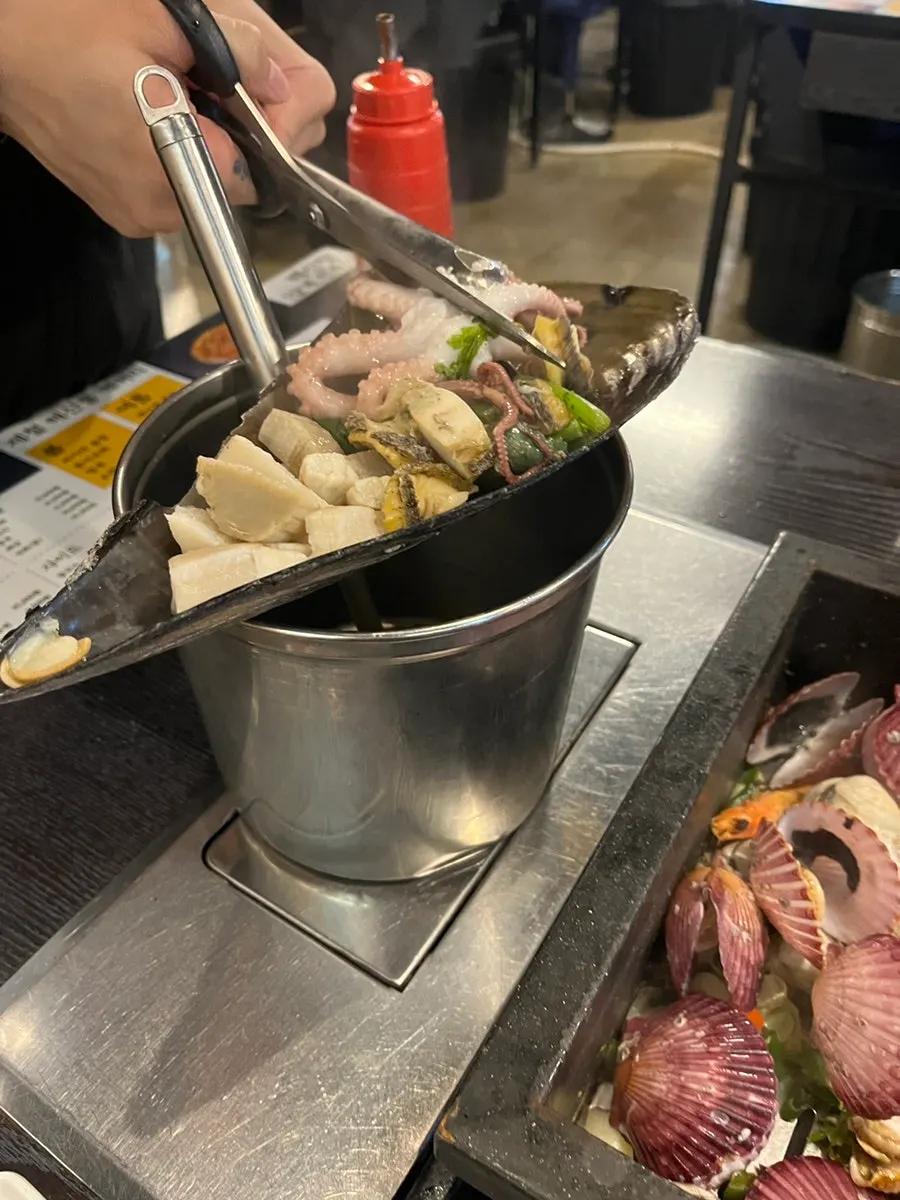 Steamed clams set up in large shells with a water-draining structure