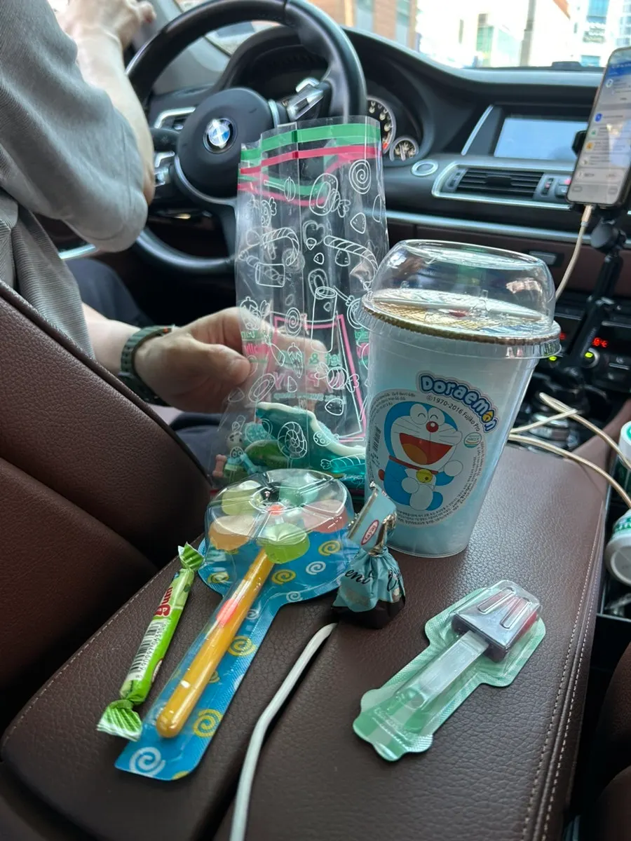 골라 담은 젤리와 막대사탕 모음