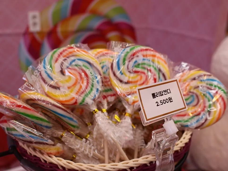 Pick-your-own jelly display priced at 45 won per gram