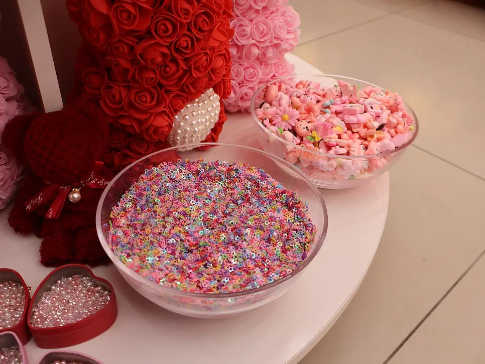 Sprinkle corner for decorating bottles and boxes