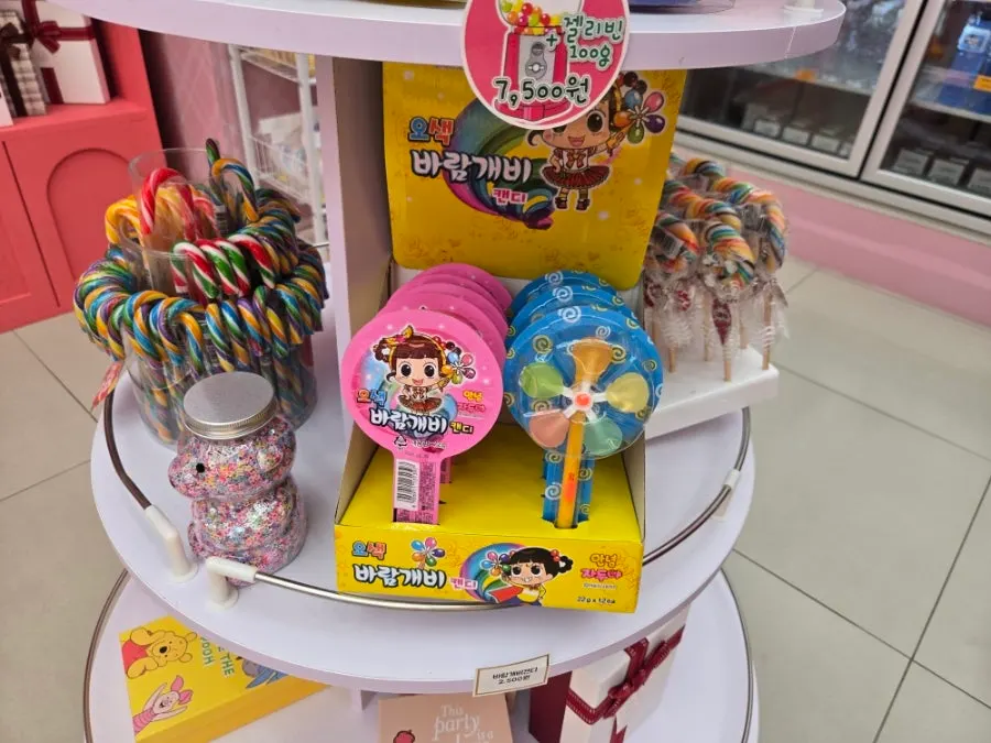 Snack display browsed together with the kid