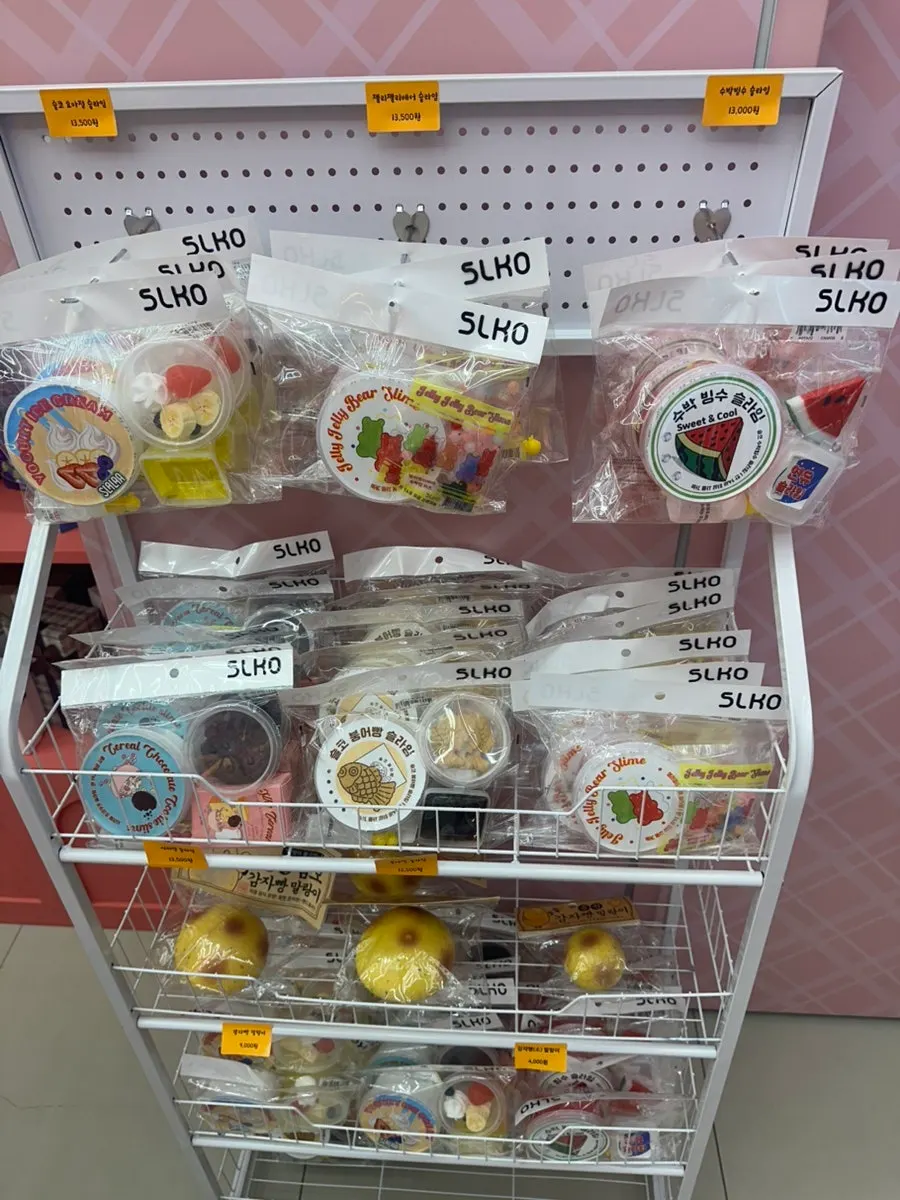 말랑이와 슬라임 제품 진열대