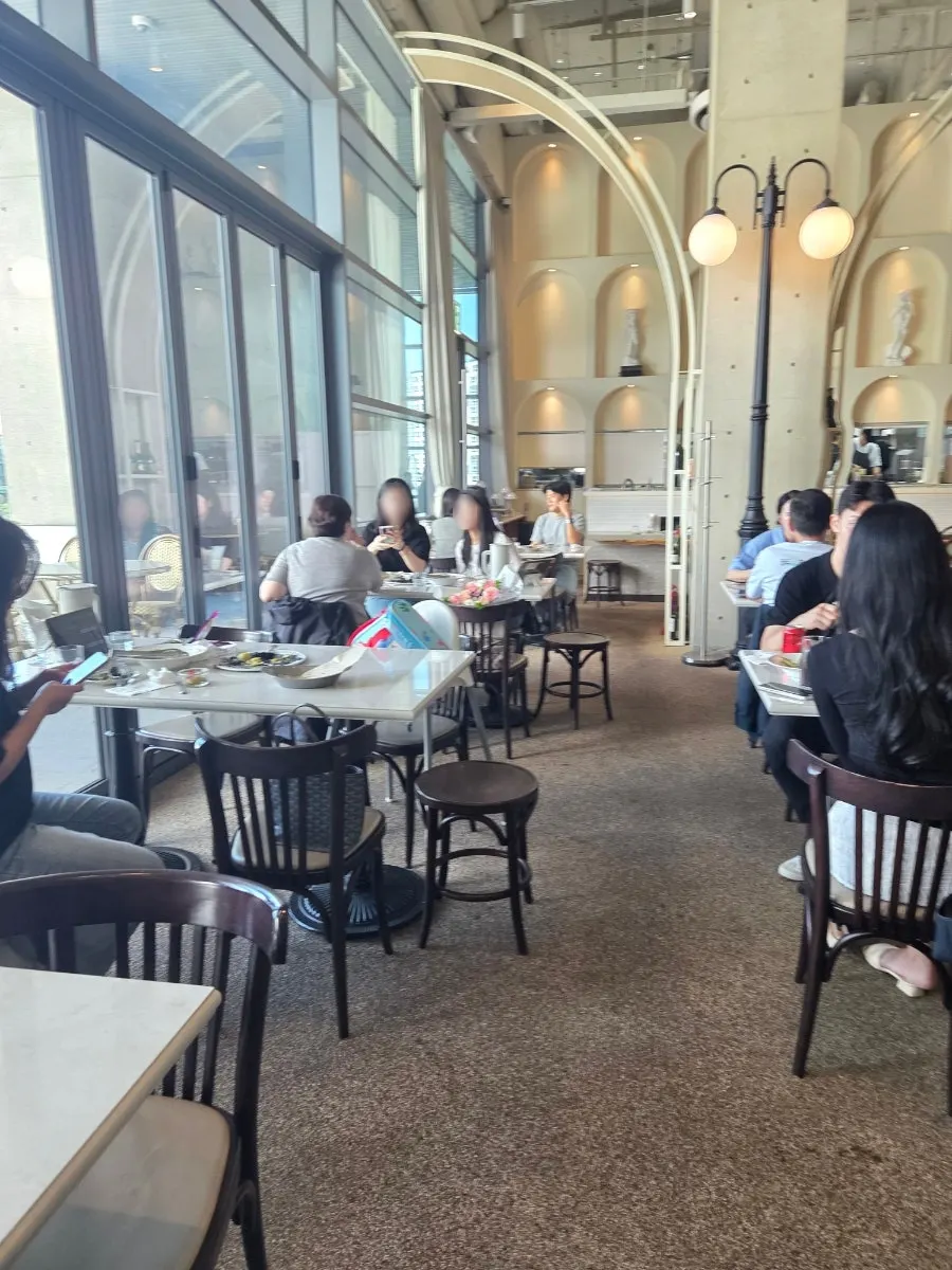Interior of Romaok Magok with 4-person tables