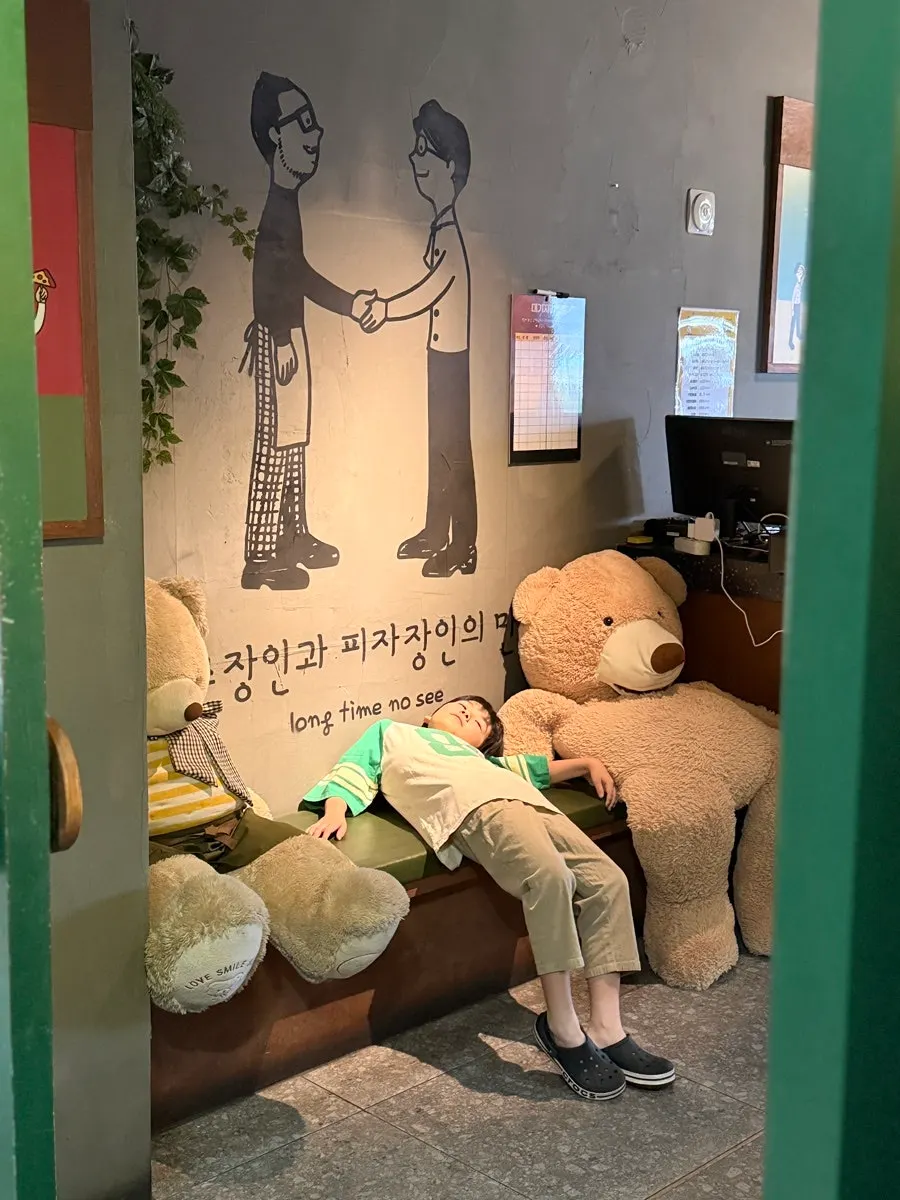 창밖으로 야당역이 보이는 매장 창가