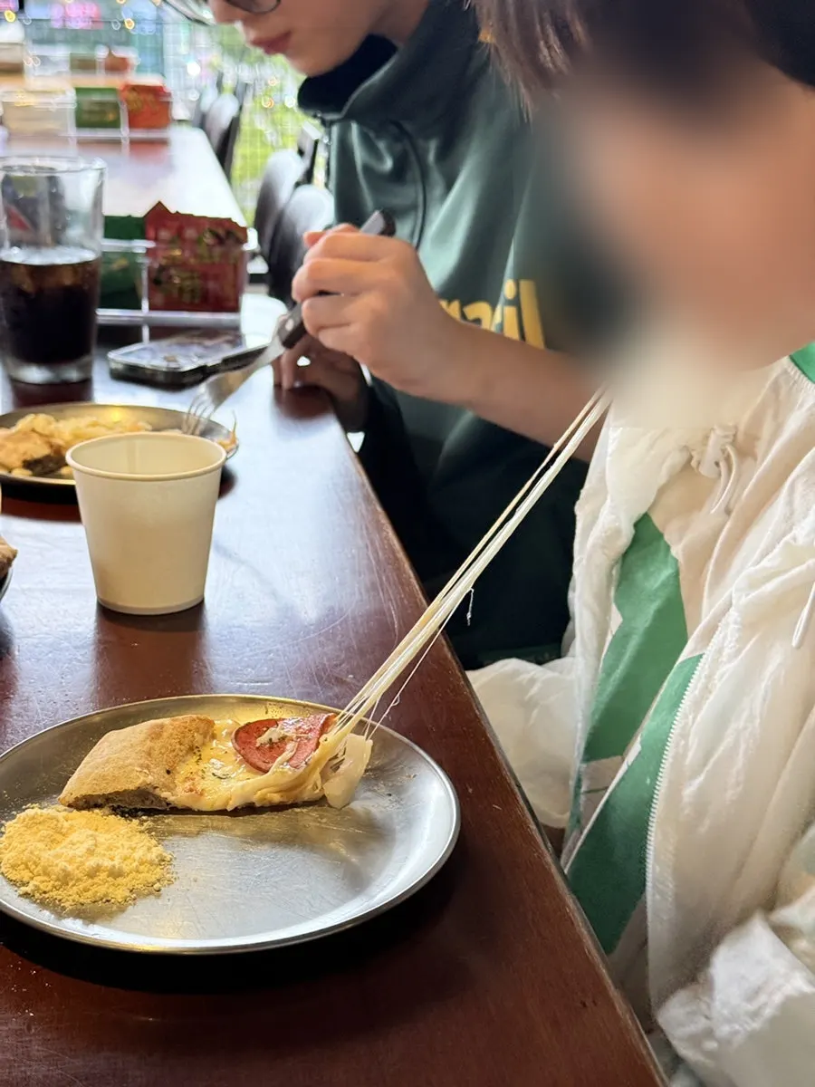 치즈가 늘어나는 수제 피자 한 조각