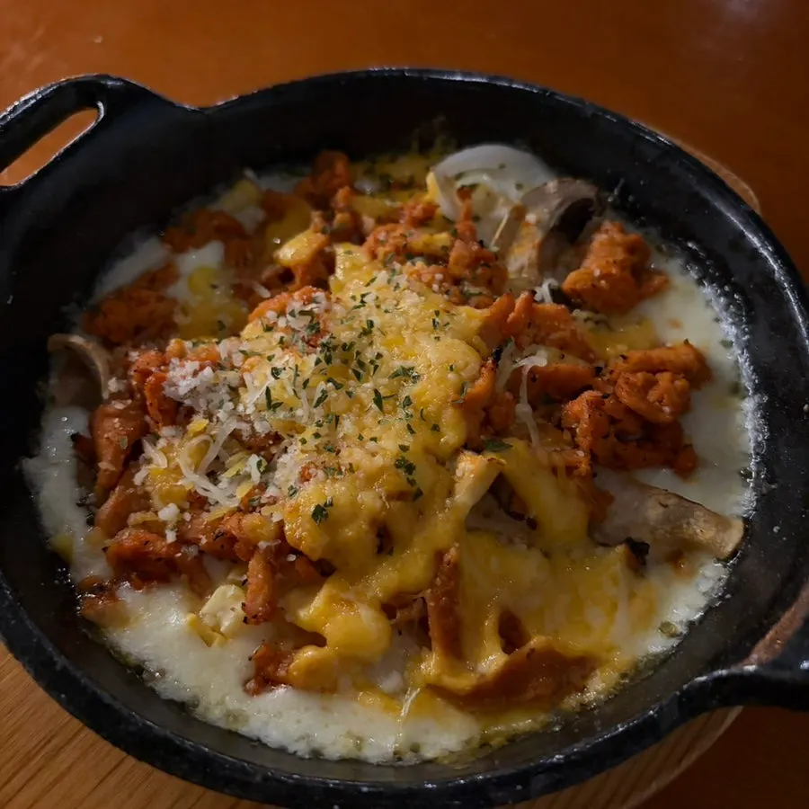 치즈가 가득 올라간 치킨 그라탕