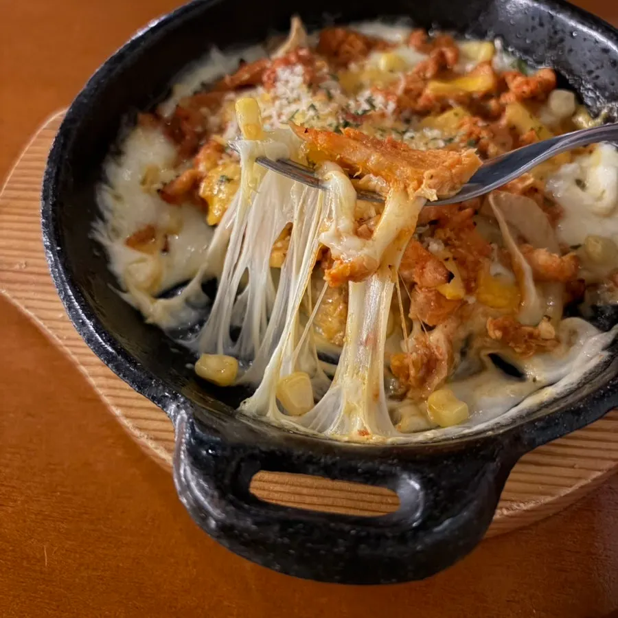향신료가 묻은 치킨 그라탕 클로즈업