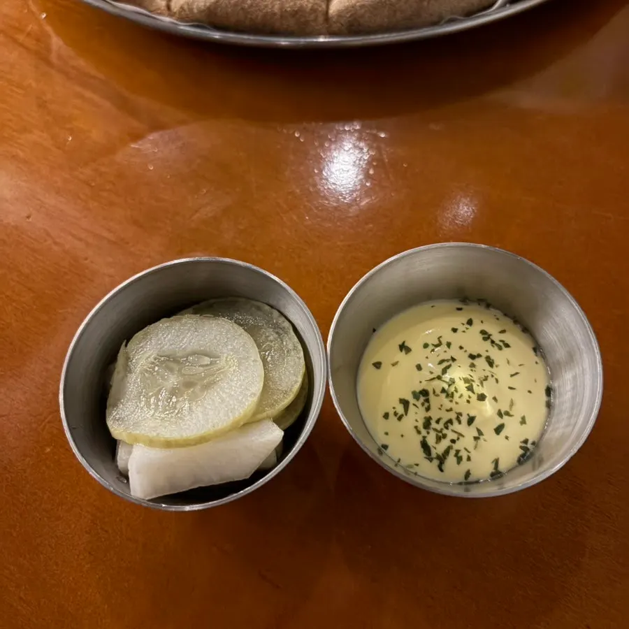 토마토 시금치와 허브 갈릭 하프 앤 하프 피자