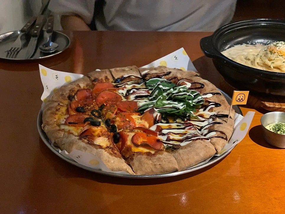 치즈크러스트를 추가한 페퍼로니 토마토시금치 반반피자