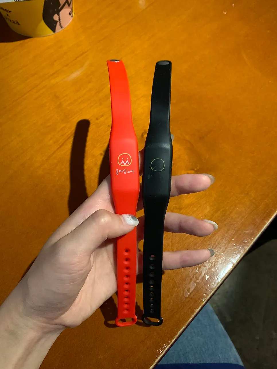 팔찌를 탭하는 맥주 탭 화면