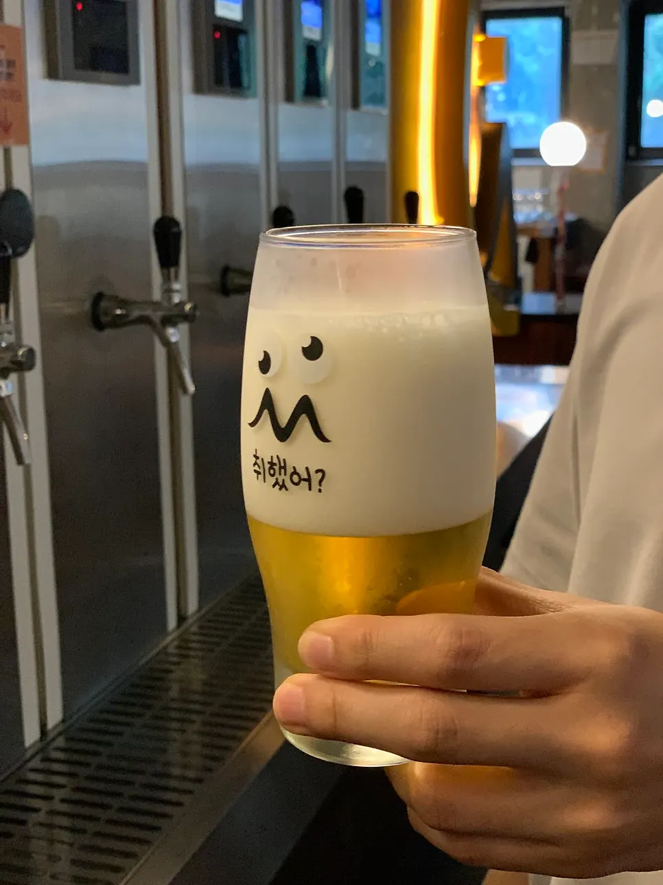거품이 절반 이상 찬 맥주잔