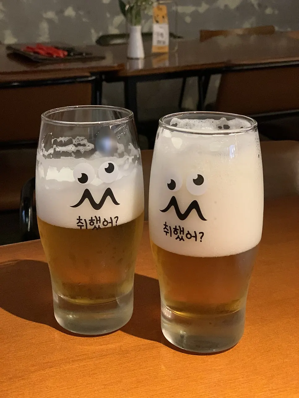 빅웨이브 맥주와 아사히 맥주잔