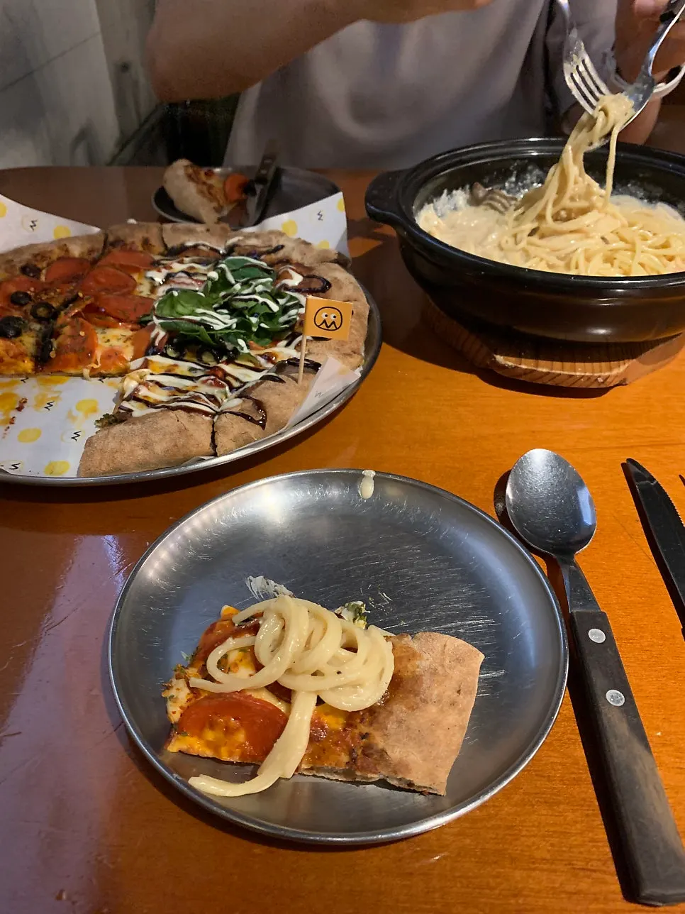 피자와 파스타, 수제맥주가 올려진 테이블