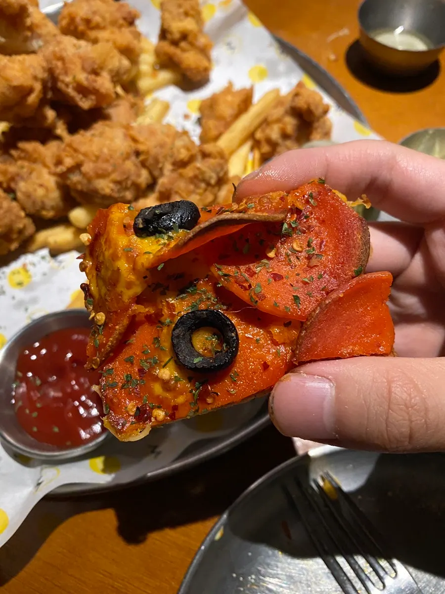 페퍼로니 피자와 셀프탭 생맥주 조합