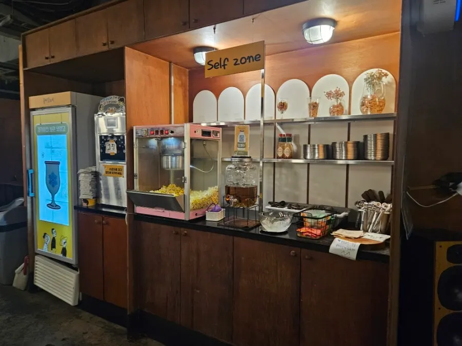 주문용 팔찌와 서비스 팝콘