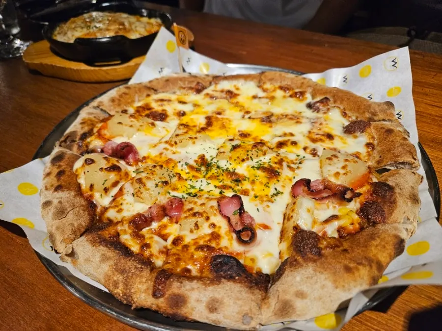 테이블에 놓인 맥주잔과 팝콘