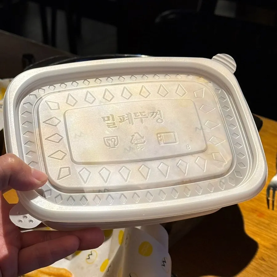 Leftover pizza packed to take home
