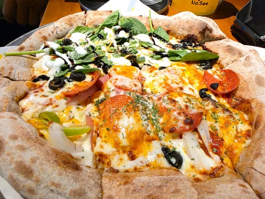 コンビネーションとトマトほうれん草のハーフ&ハーフピザ