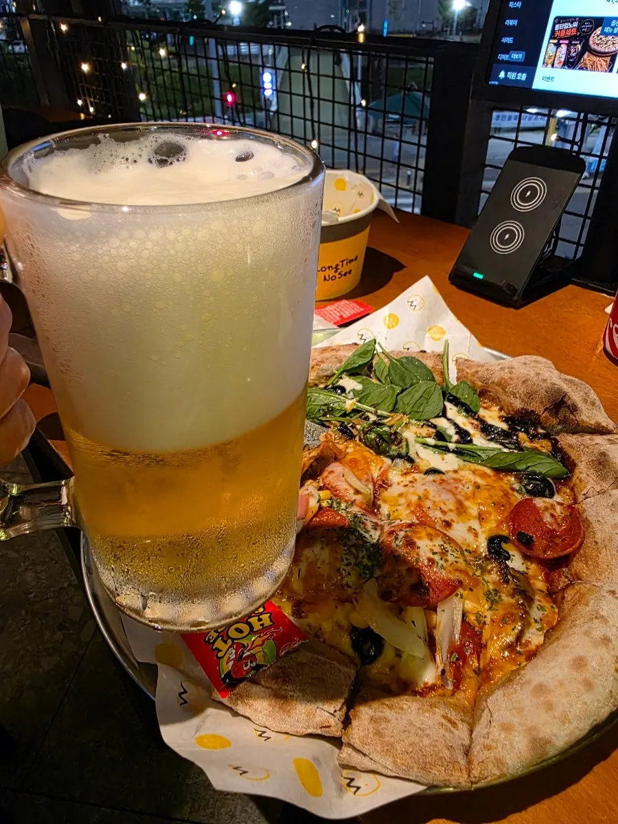 持ち上げると伸びるピザのチーズ